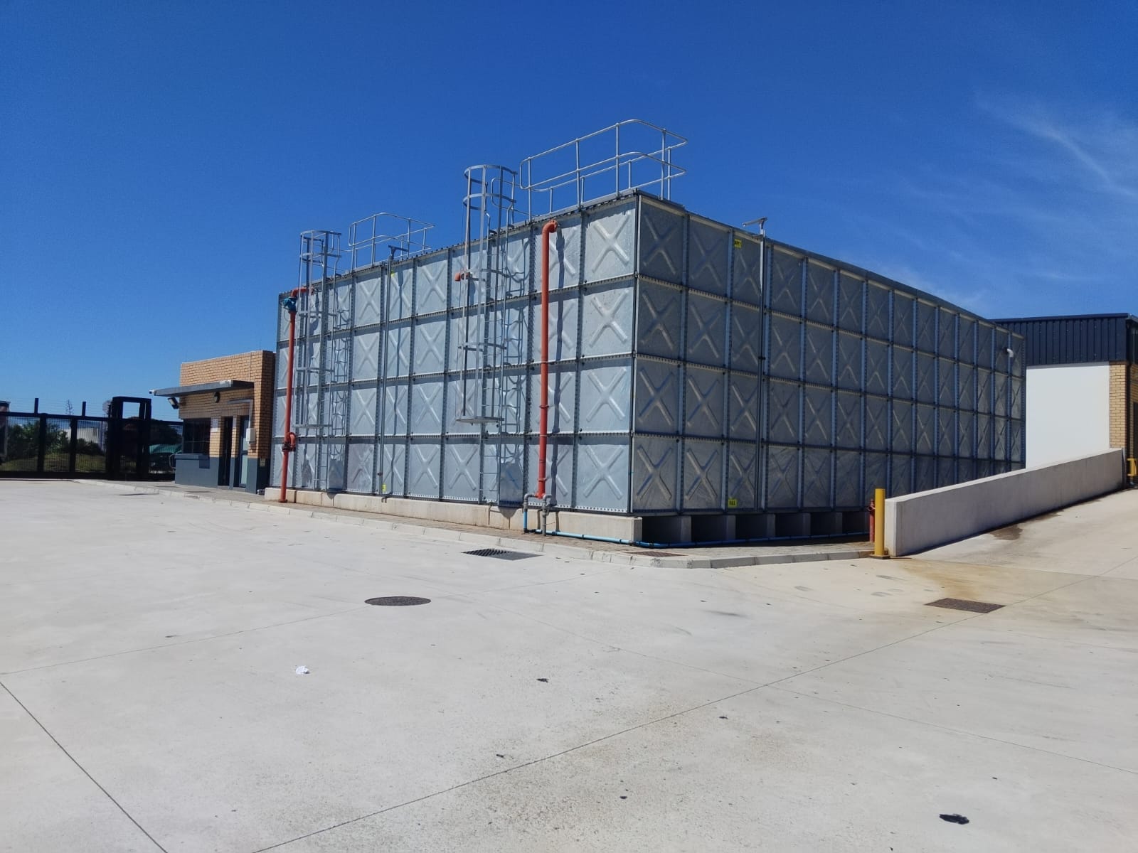Corner view of the galvanised square panel fire water tank at Bidfood Gqeberha