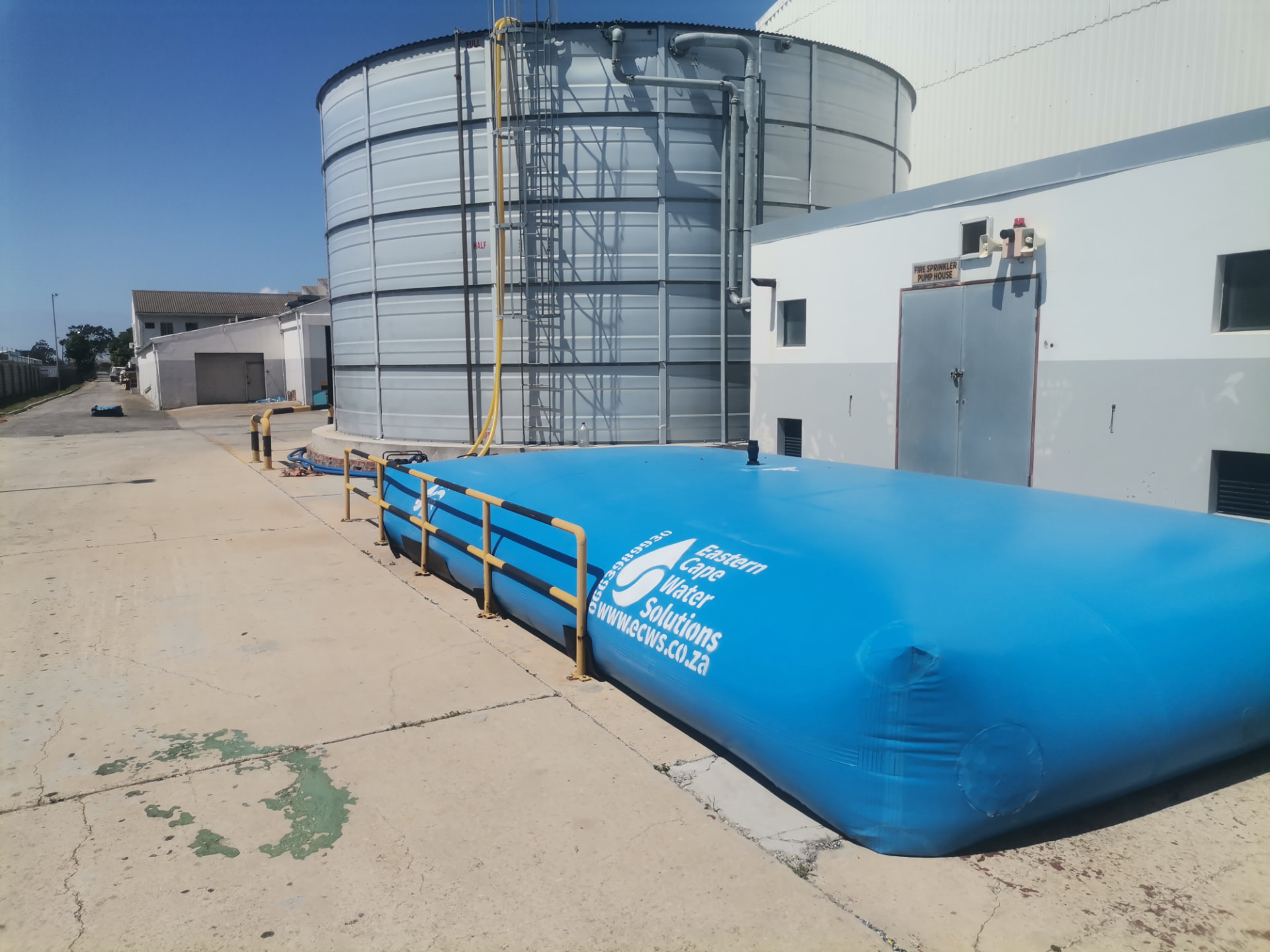 Temporary bladder supplying a fire sprinkler pump house on a commercial site