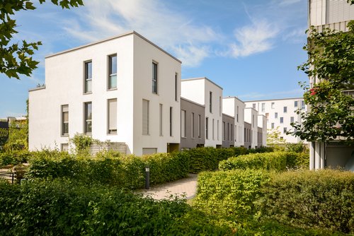 Modern,Townhouses,In,A,Residential,Area,,New,Apartment,Buildings,With